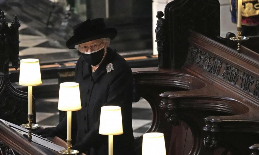 Ποιον απαράβατο «κανόνα» έσπασε η βασίλισσα Ελισάβετ στην κηδεία του Φίλιππου